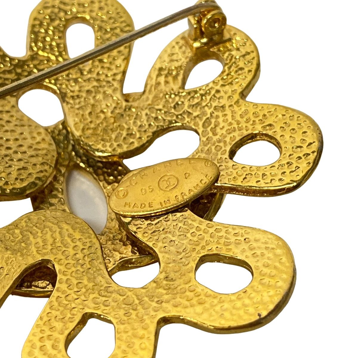 Chanel Brooch CC Logo Gold — view 3