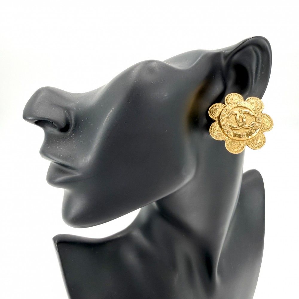Chanel Earrings Flower Motif CC Logo Vintage 2 8 Gold — view 2