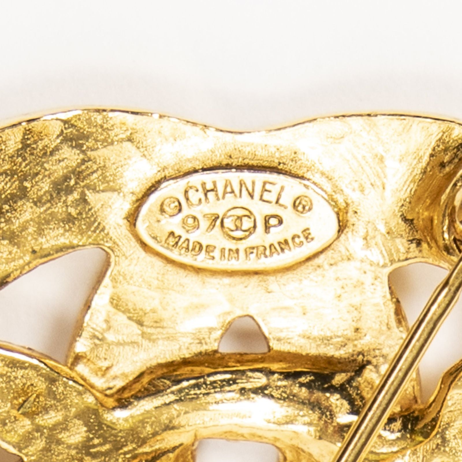 Chanel Mini CC Twist Brooch Gold Plated — view 3