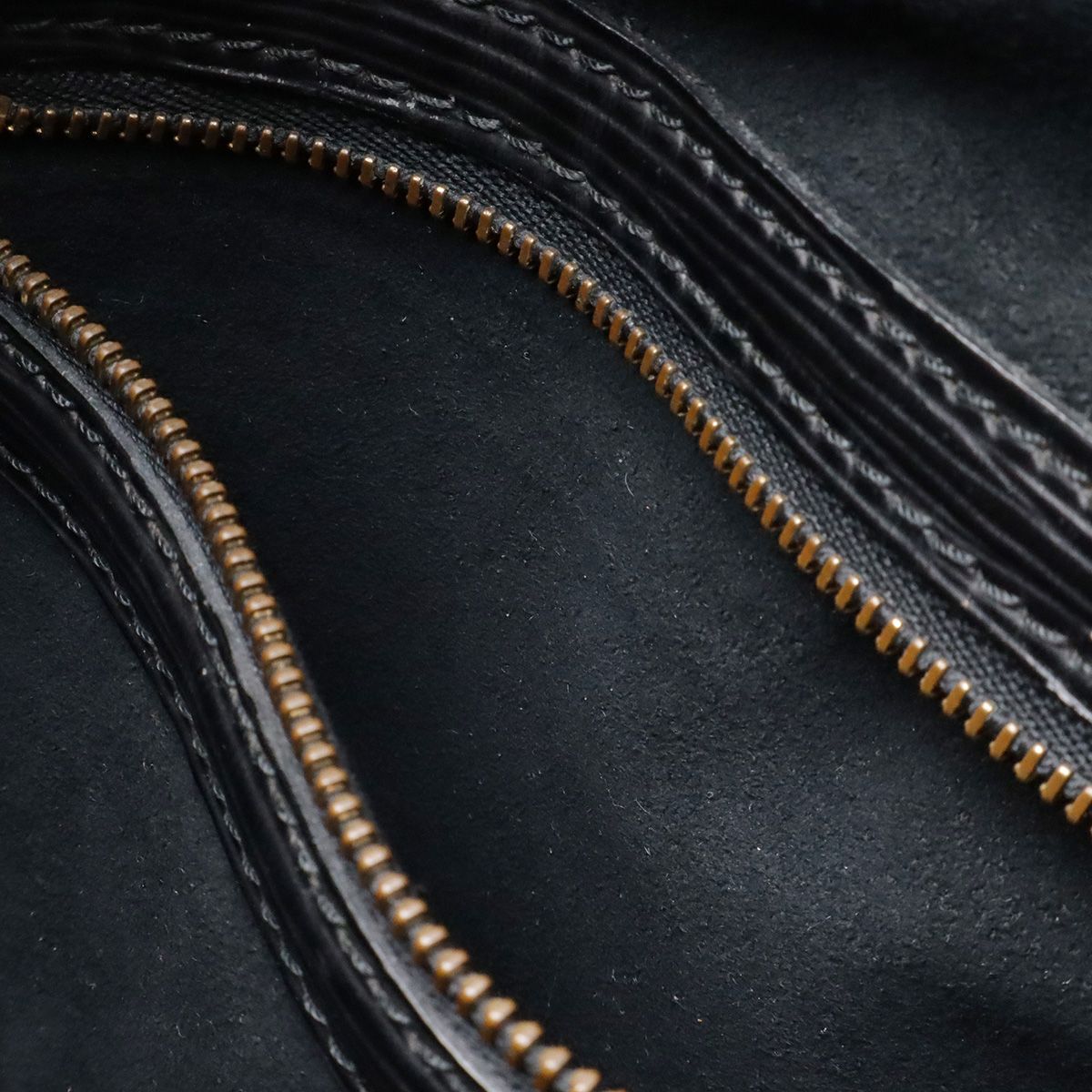 Louis Vuitton Epi Noe Shoulder Bag Drawstring Noir Black Gold — view 8