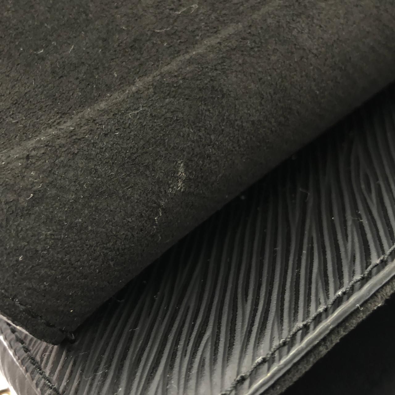 Louis Vuitton Epi Twist MM Shoulder Bag — view 7