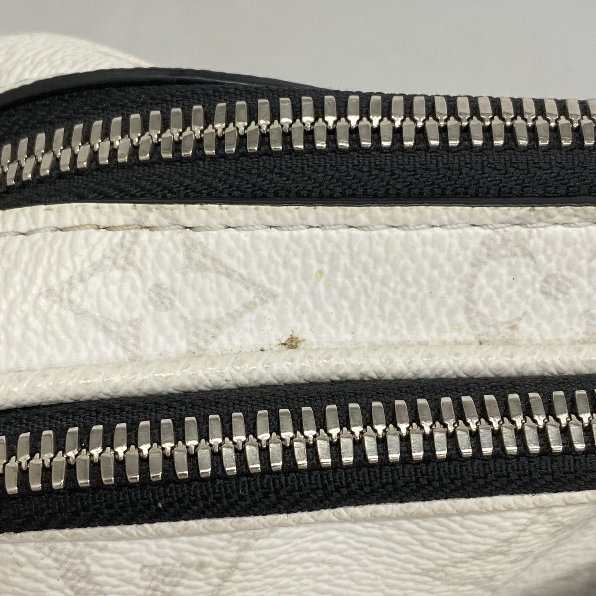 Louis Vuitton Shoulder Bag Taigarama Alpha Messenger Optic White — view 9