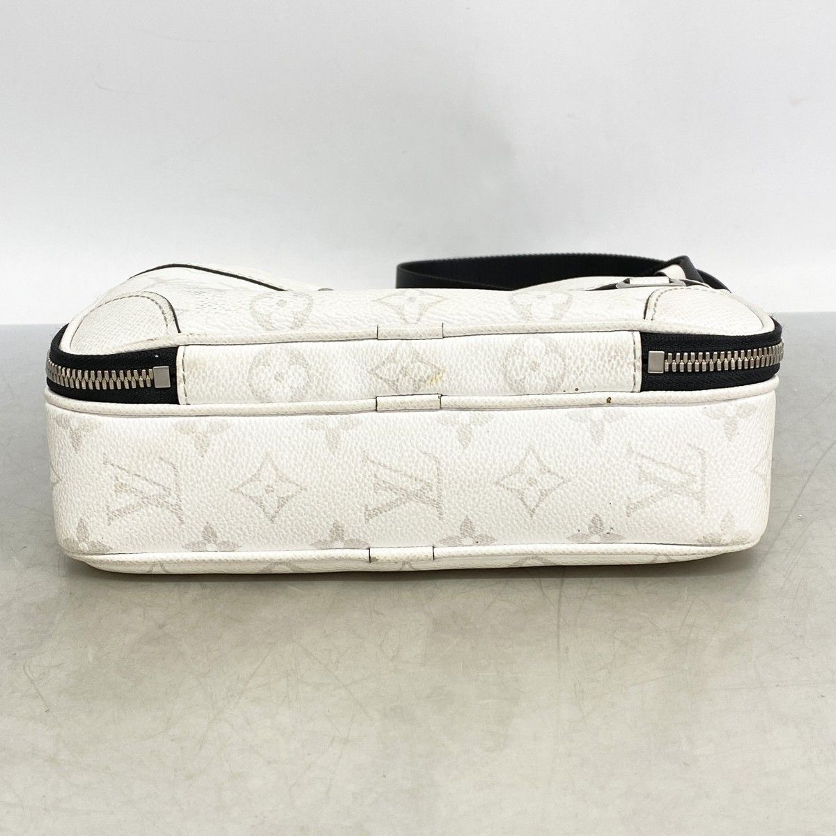 Louis Vuitton Shoulder Bag Taigarama Alpha Messenger Optic White — view 3