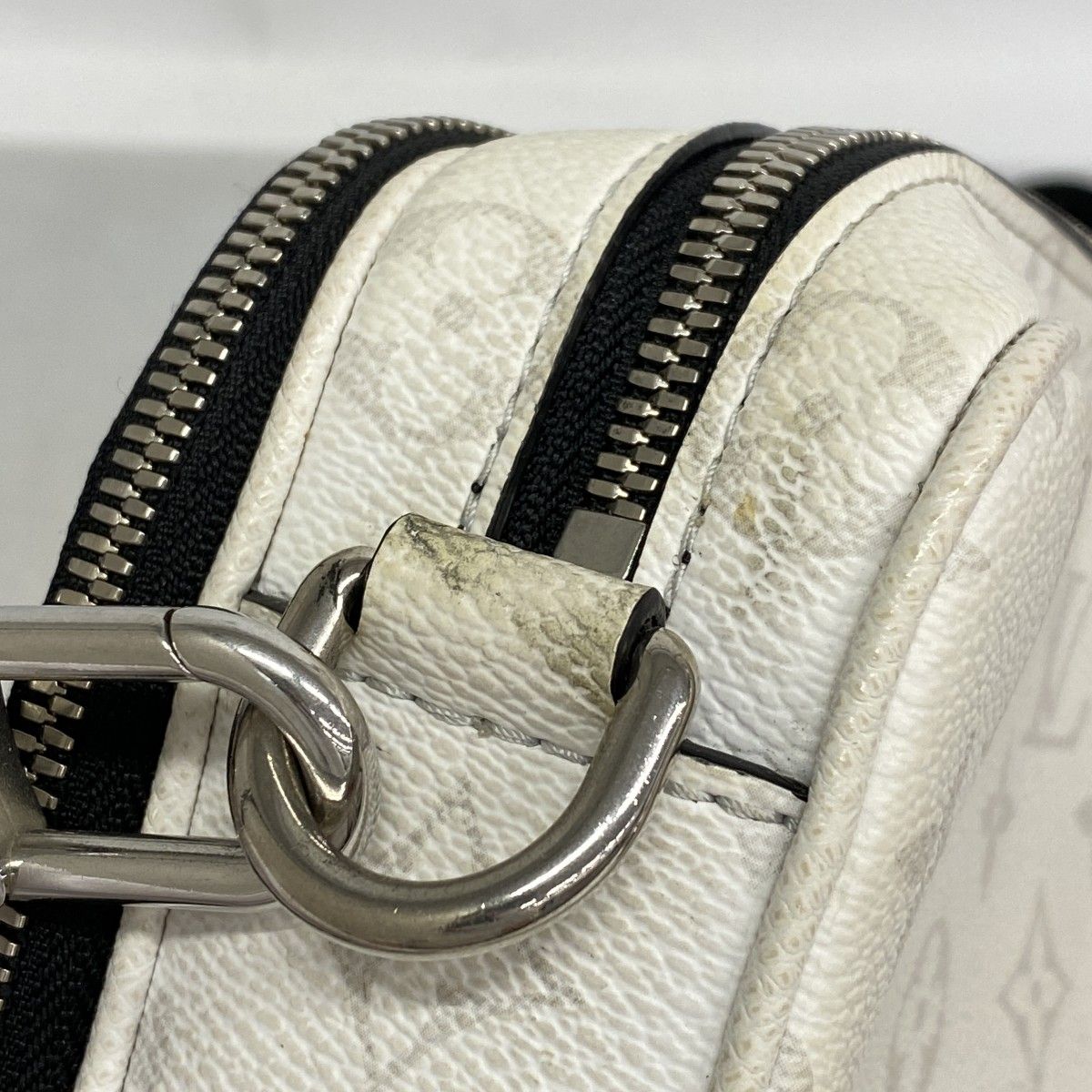 Louis Vuitton Shoulder Bag Taigarama Alpha Messenger Optic White — view 7
