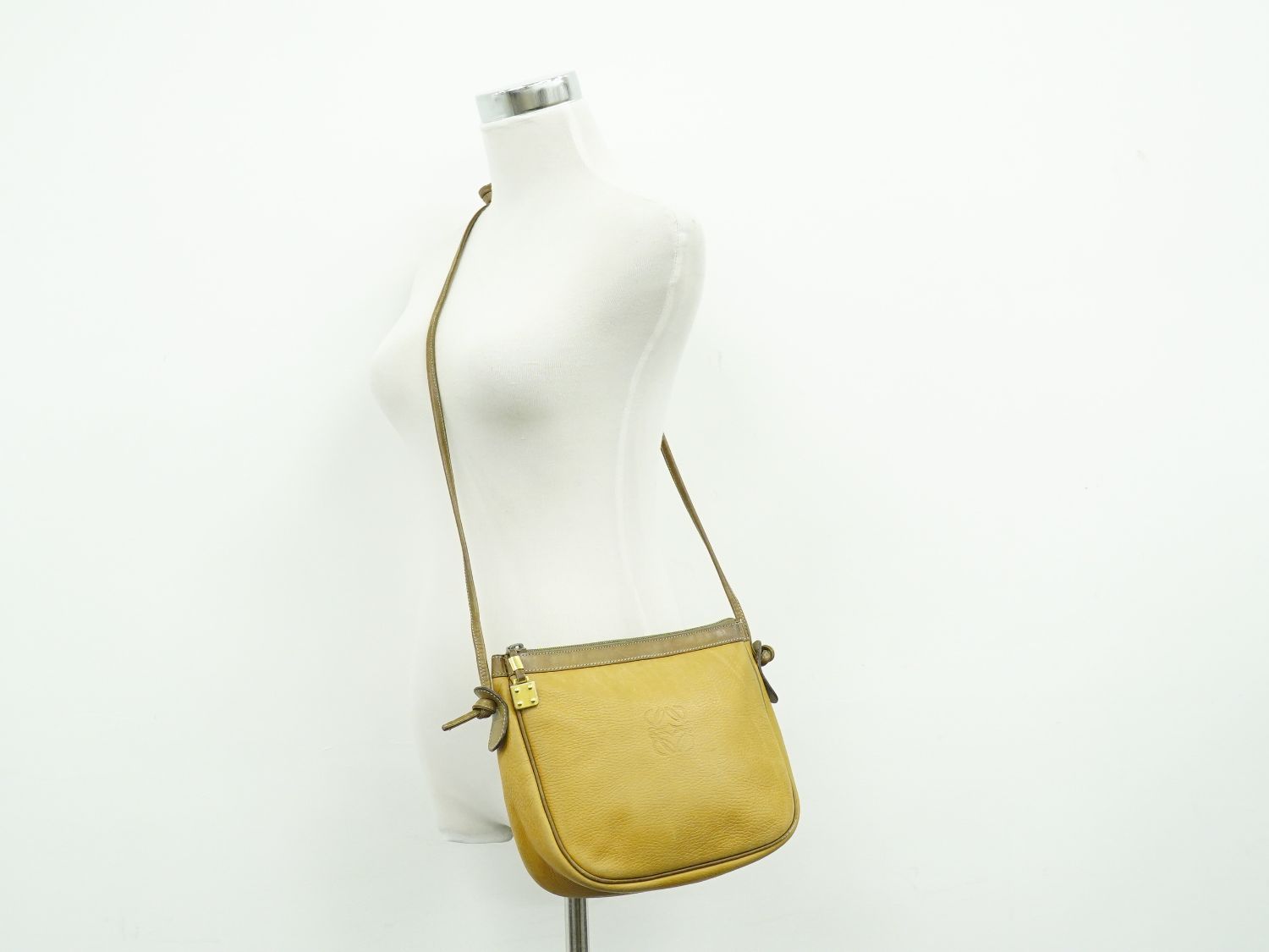 Loewe Anagram Shoulder Bag Pochette Leather Brown — view 6