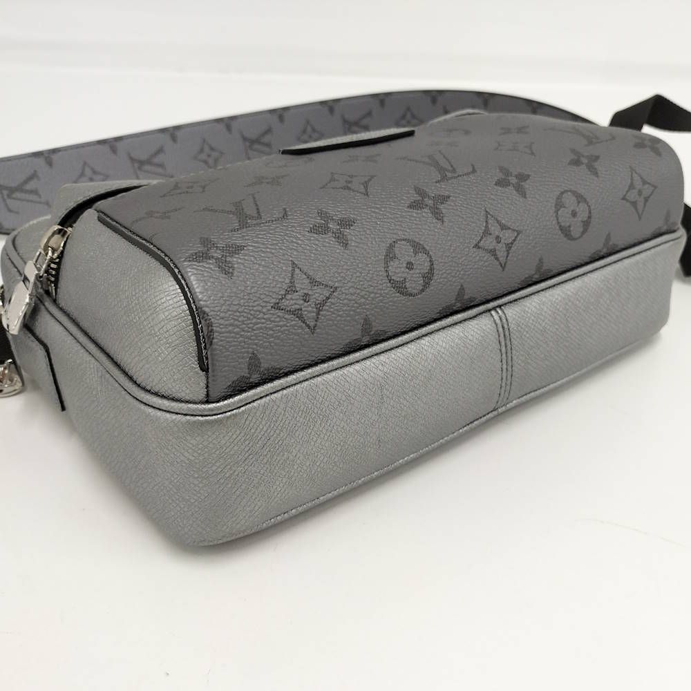 Louis Vuitton Outdoor Messenger Bag Taigarama Silver — view 4