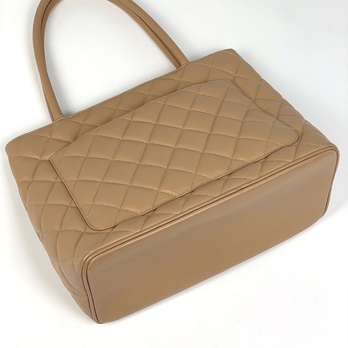 Chanel Medallion Tote Handbag CC Logo Caviar Leather Beige — view 2