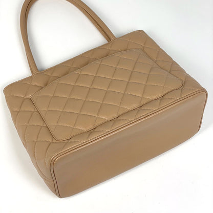 Chanel Medallion Tote Handbag CC Logo Caviar Leather Beige — view 2