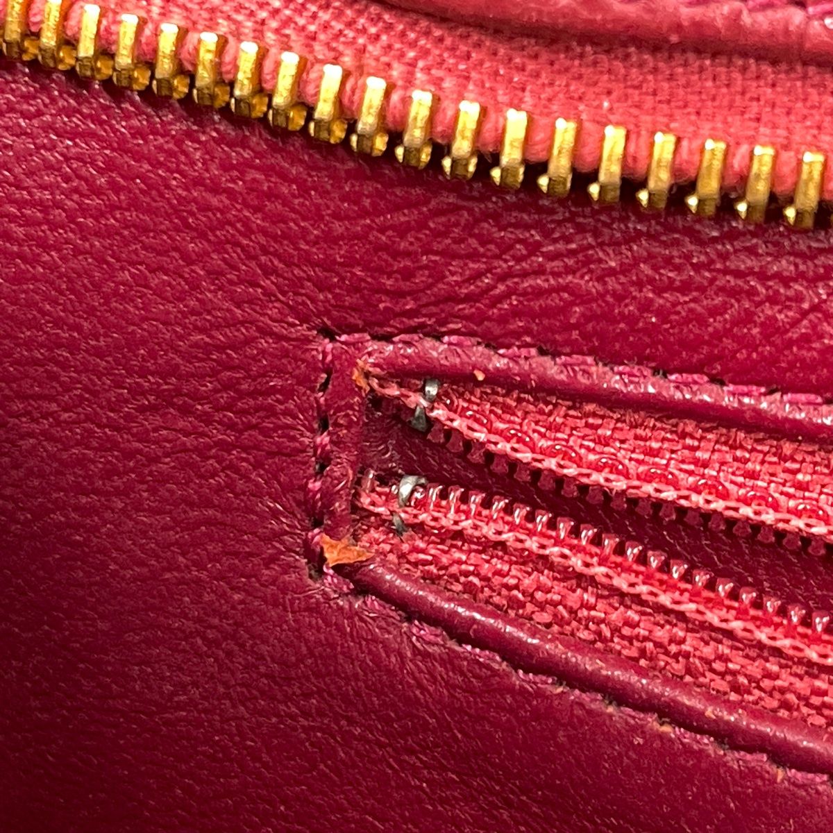 Chanel Medallion Tote Handbag CC Logo Caviar Leather Bordeaux — view 7