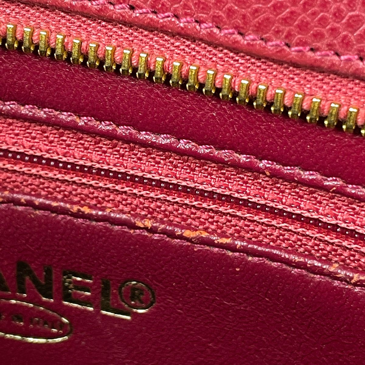 Chanel Medallion Tote Handbag CC Logo Caviar Leather Bordeaux — view 6