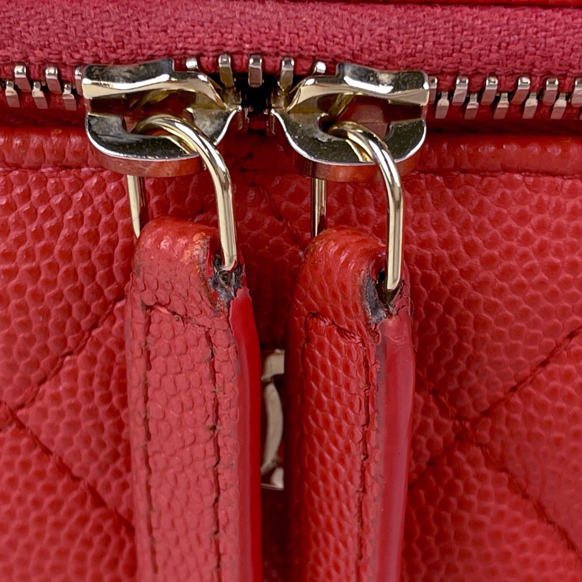 Chanel CC Logo Chain Shoulder Bag Vanity Caviar Leather Red — view 4