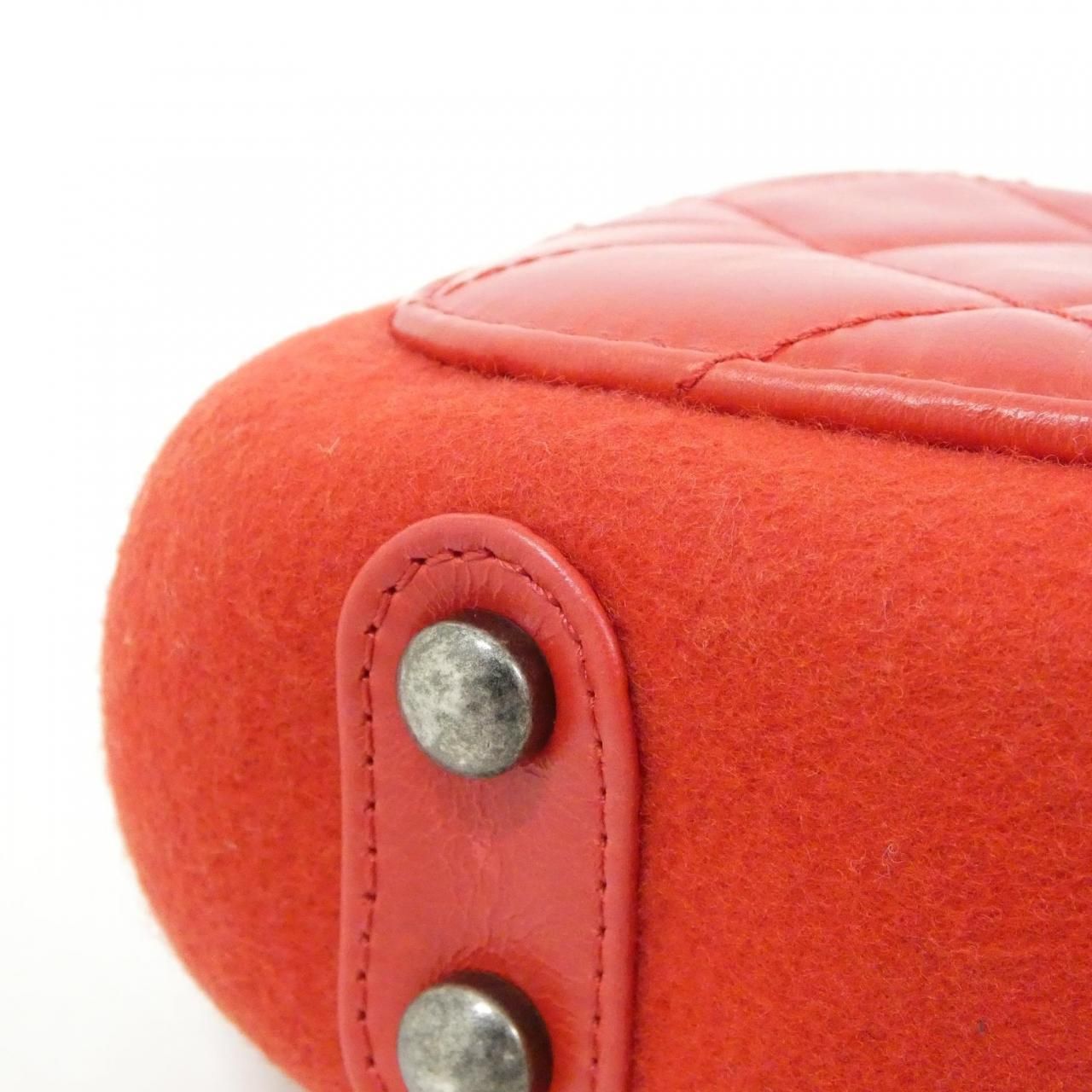 Chanel Shoulder Bag Red — view 3