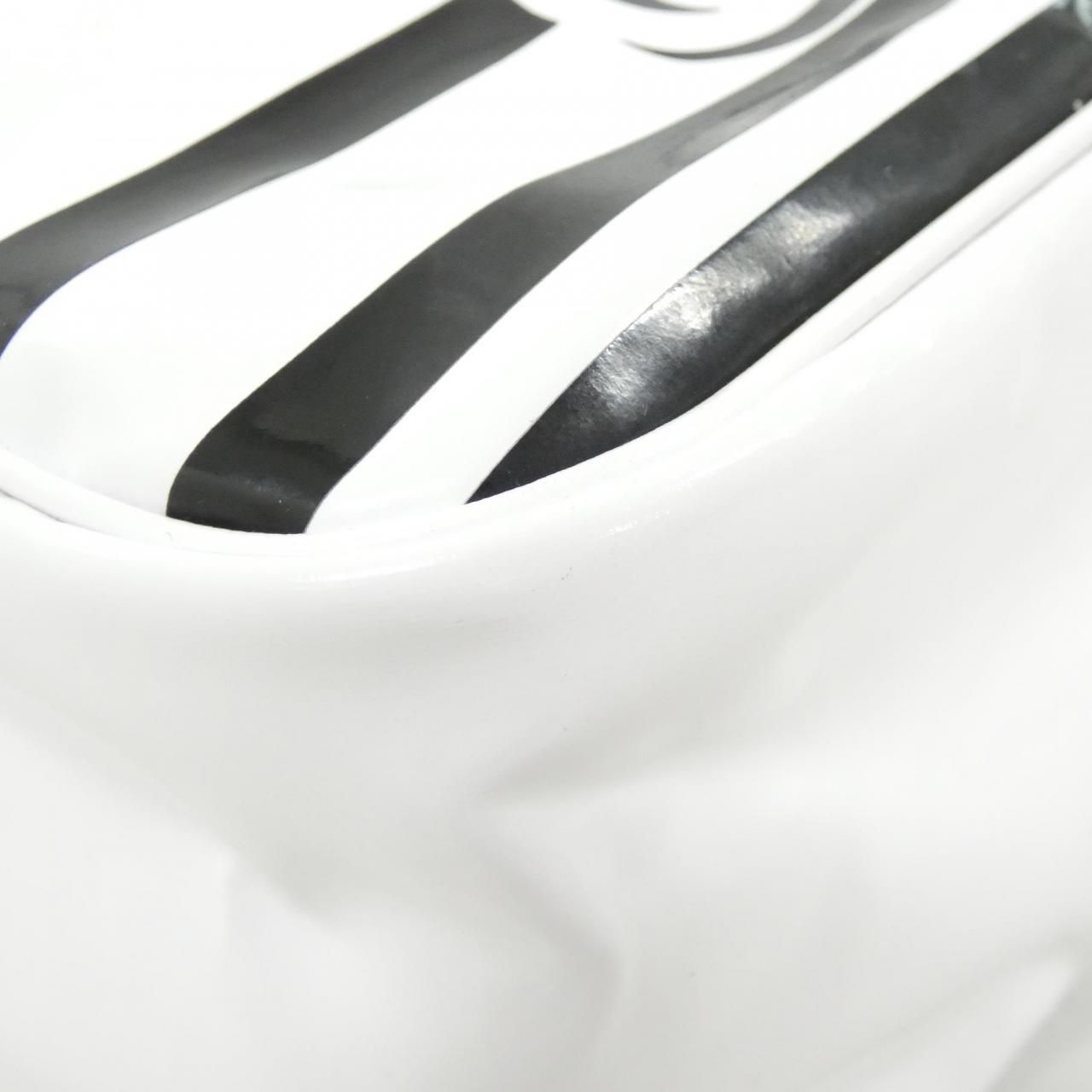 Chanel Shoulder Bag White — view 3