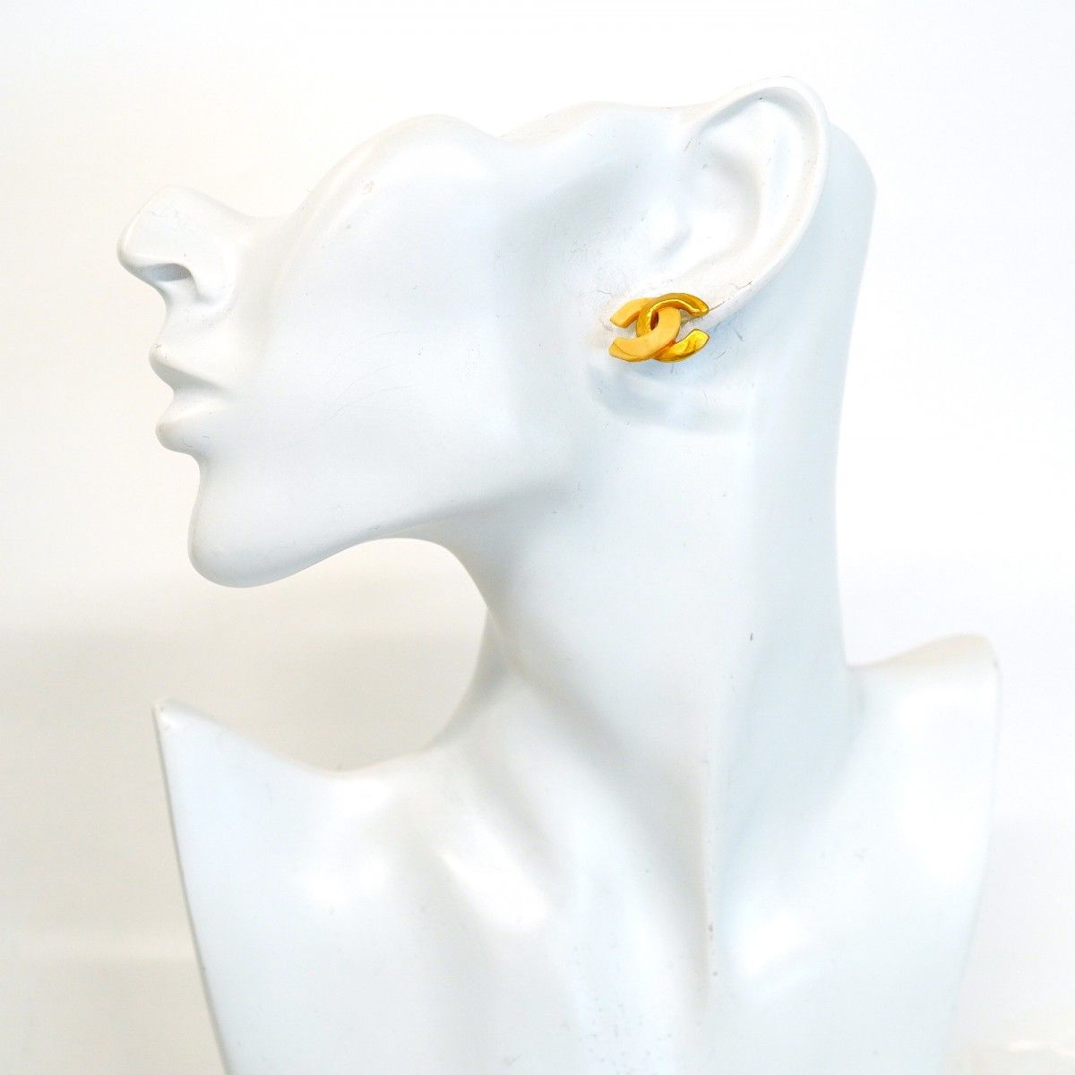 Chanel Earrings CC Logo Gold Plated White — view 5