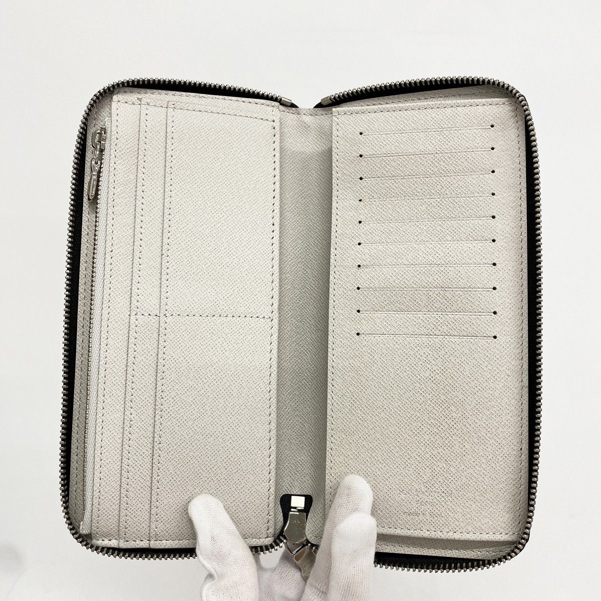Louis Vuitton Wallet Taigarama Zippy Vertical Antarctica — view 3