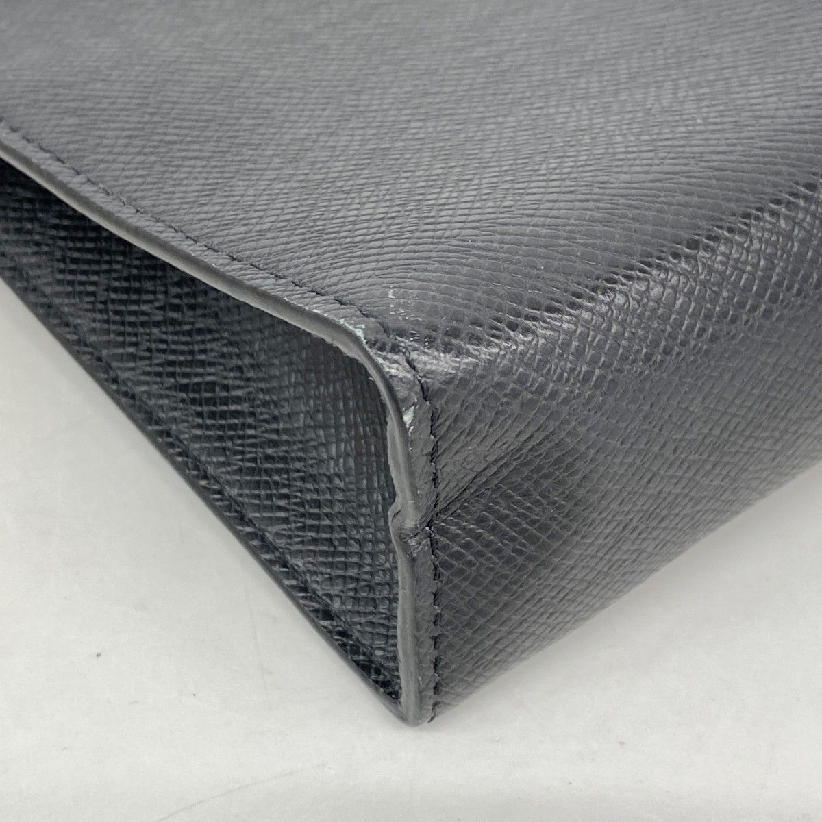 Louis Vuitton Clutch Taiga Pochette Voyage MM Noir — view 6