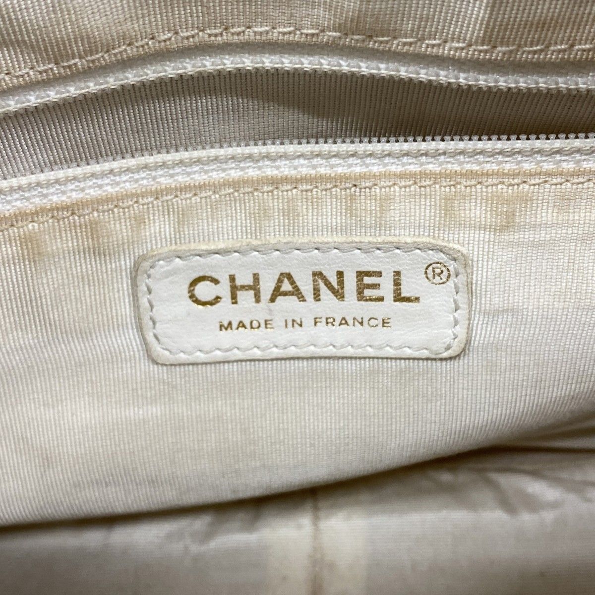 Chanel Shoulder Bag Quilted Caviar Leather White Gold — view 5