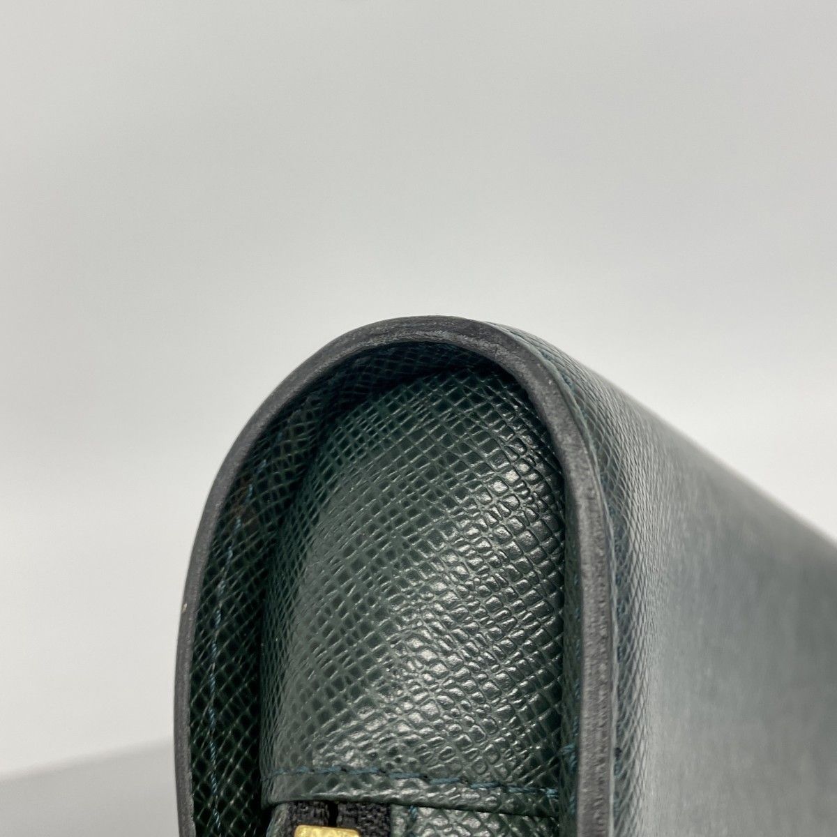 Louis Vuitton Clutch Taiga Baikal Epi Sea — view 6