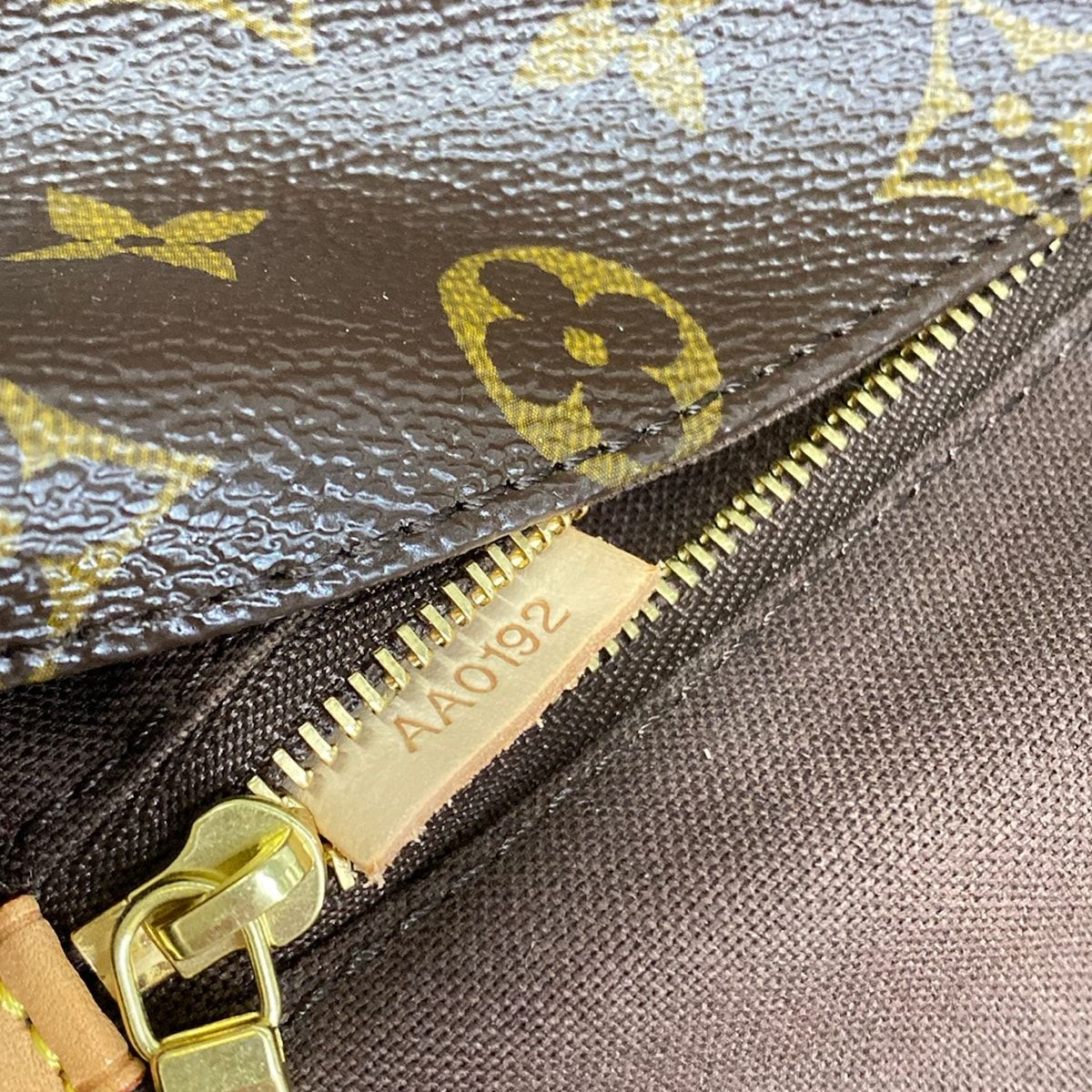 Louis Vuitton Shoulder Bag Monogram Cite GM Newshape — view 9