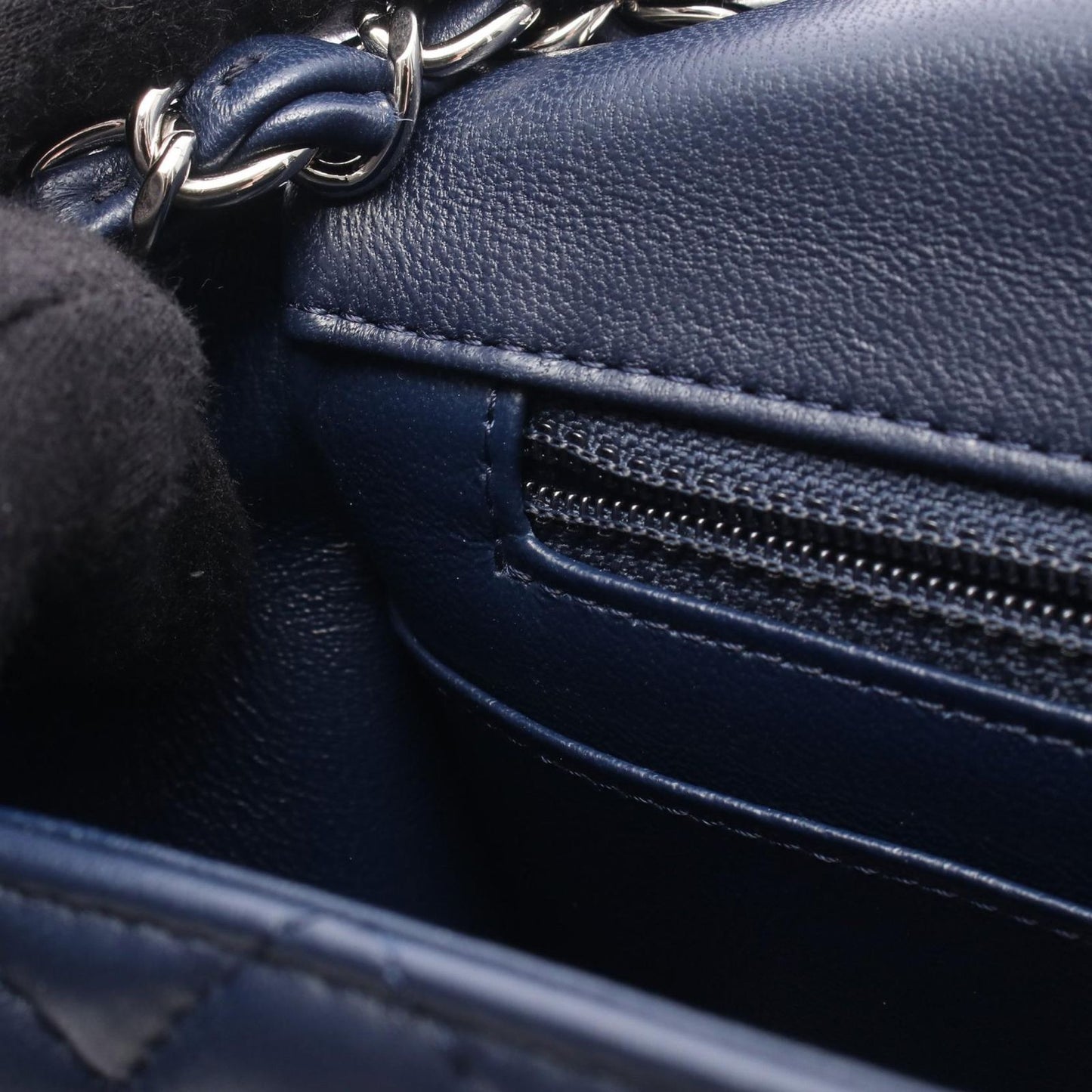 Chanel Shoulder Bag Minimatelasse Navy Lambskin — view 7
