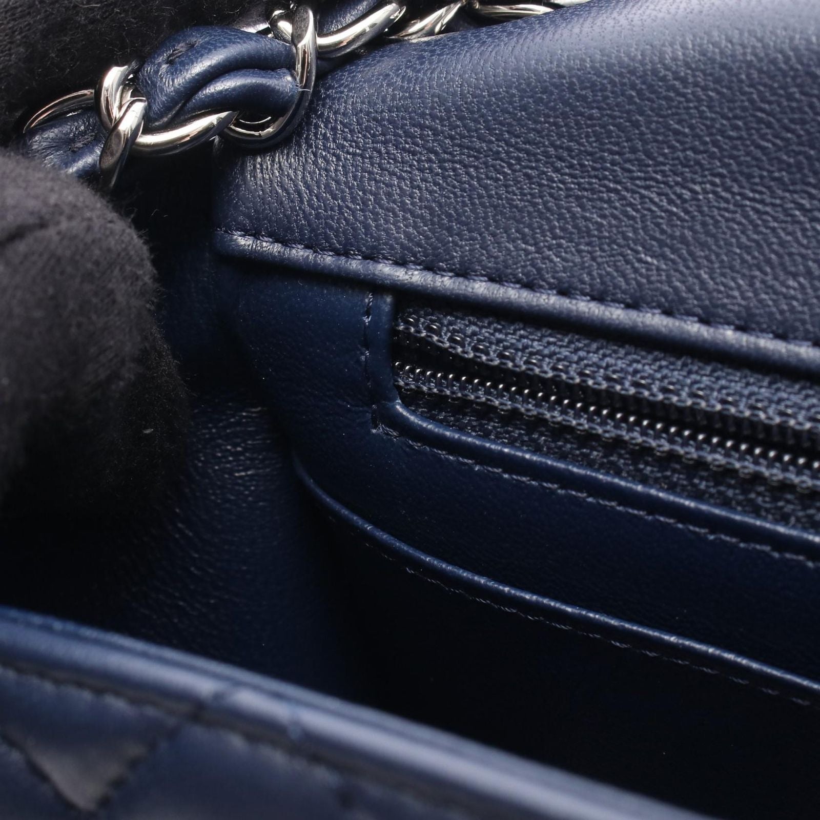 Chanel Shoulder Bag Minimatelasse Navy Lambskin — view 7