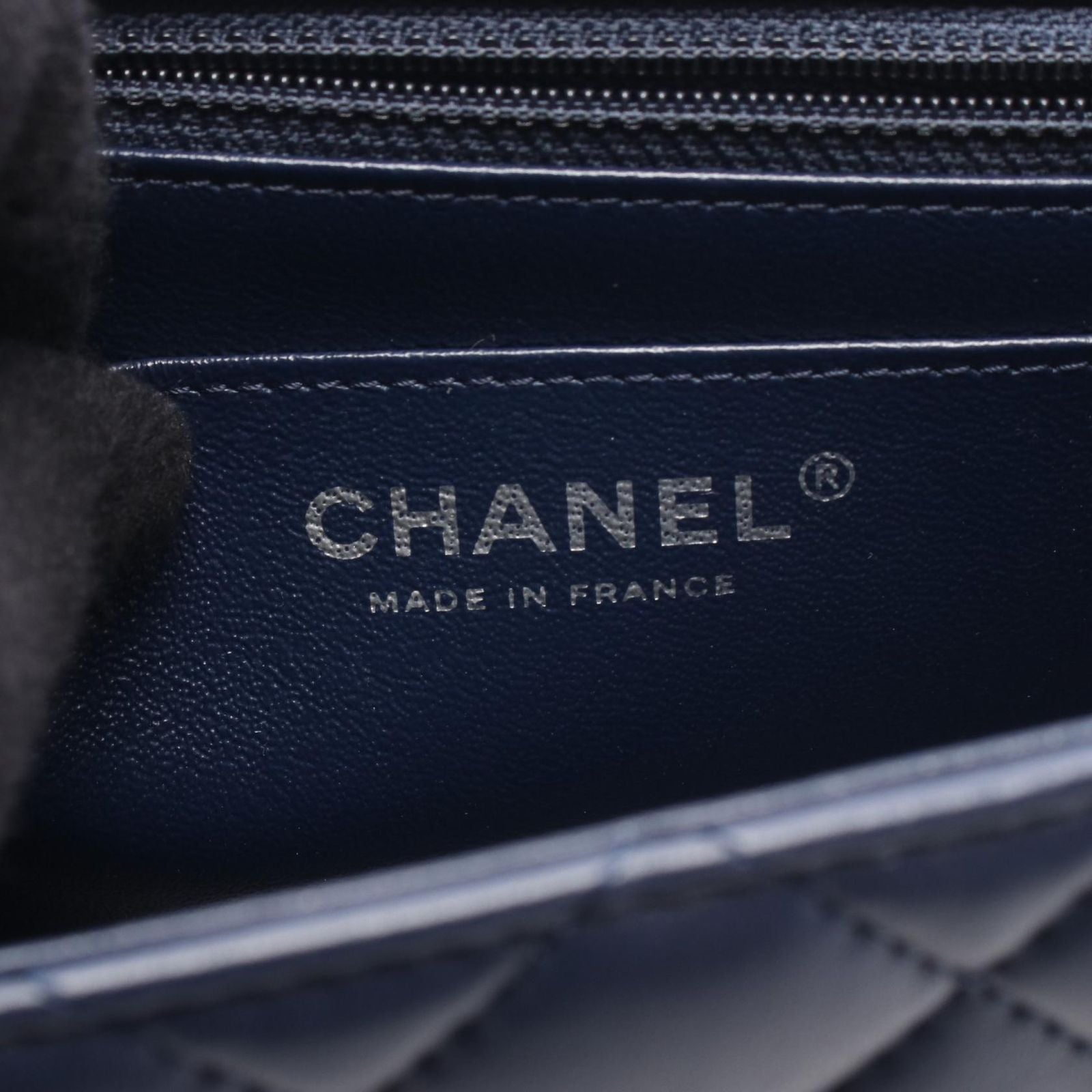 Chanel Shoulder Bag Minimatelasse Navy Lambskin — view 4