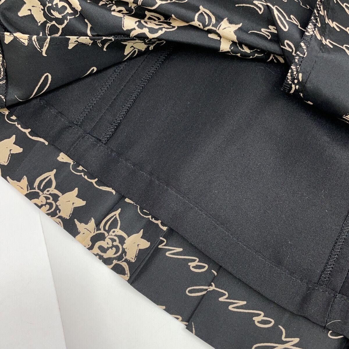 Chanel 06c Black Beige Silk 100 Camellia CC Logo Icon Print Pleats Midi Skirt 36 — view 8