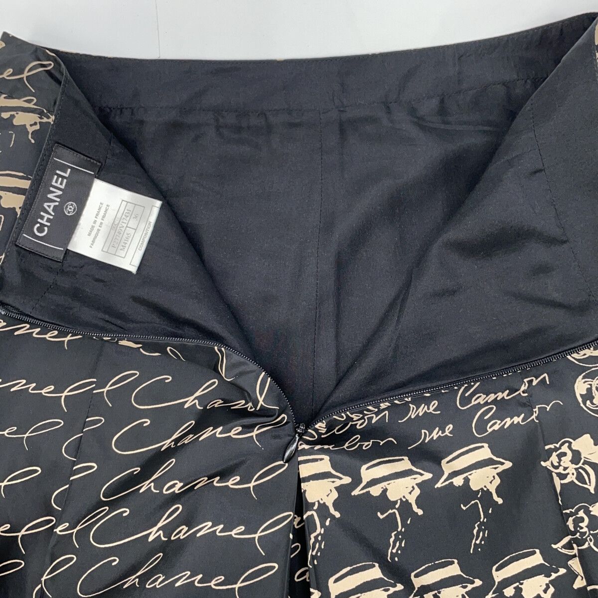 Chanel 06c Black Beige Silk 100 Camellia CC Logo Icon Print Pleats Midi Skirt 36 — view 7