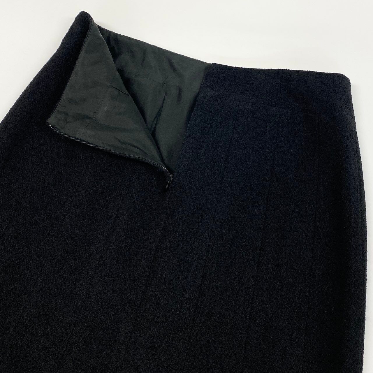Chanel Tweed Tight Skirt CC Logo 38 Black — view 4