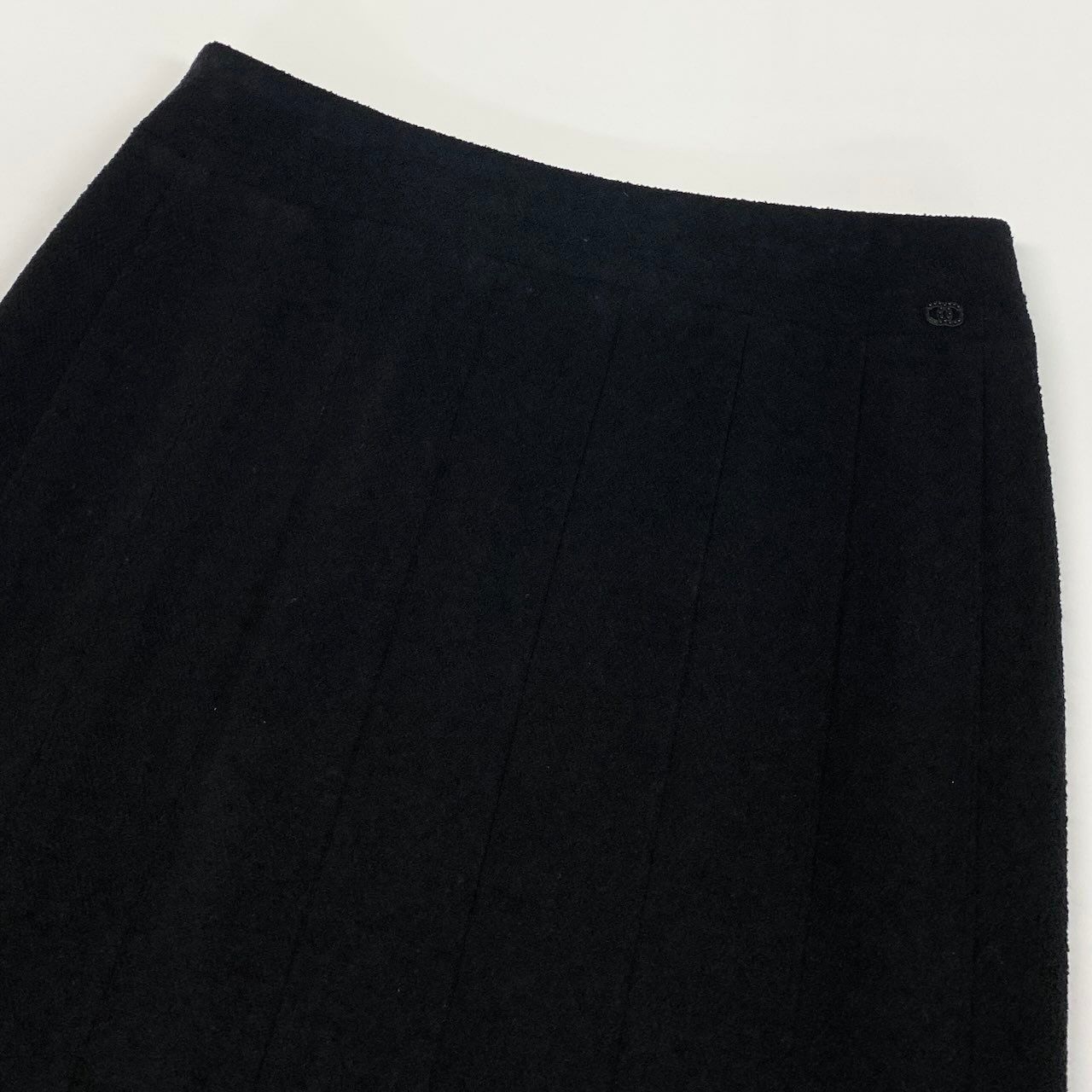 Chanel Tweed Tight Skirt CC Logo 38 Black — view 3
