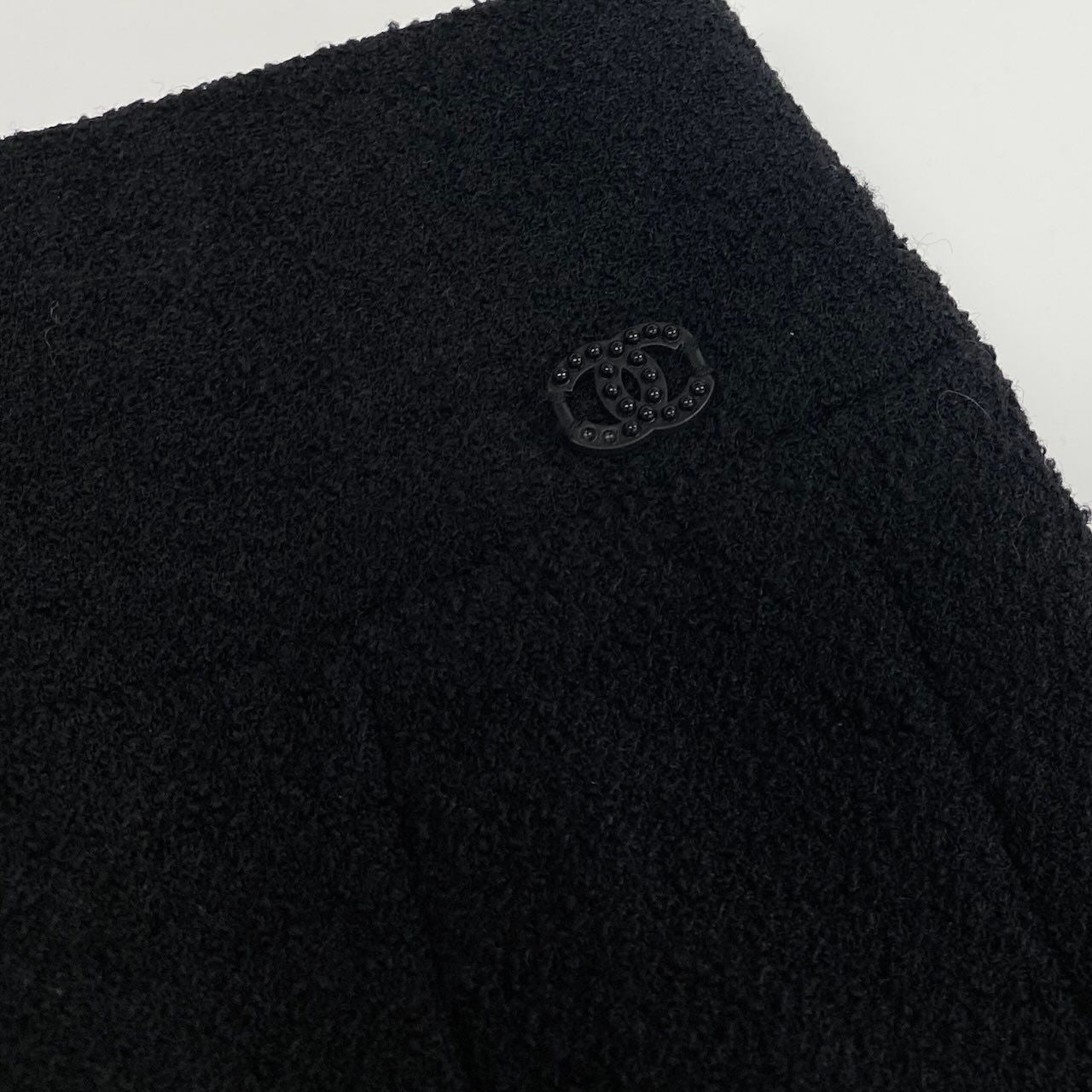 Chanel Tweed Tight Skirt CC Logo 38 Black — view 6