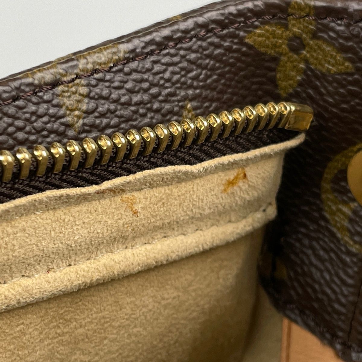 Louis Vuitton GM Shoulder Bag Monogram Brown — view 7