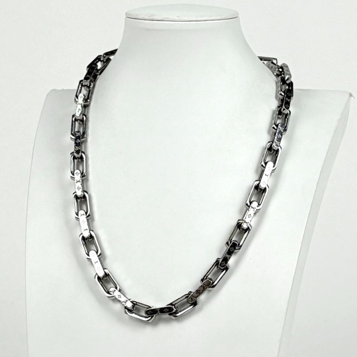 Louis Vuitton Che Monogram Necklace Tale Silver — view 4