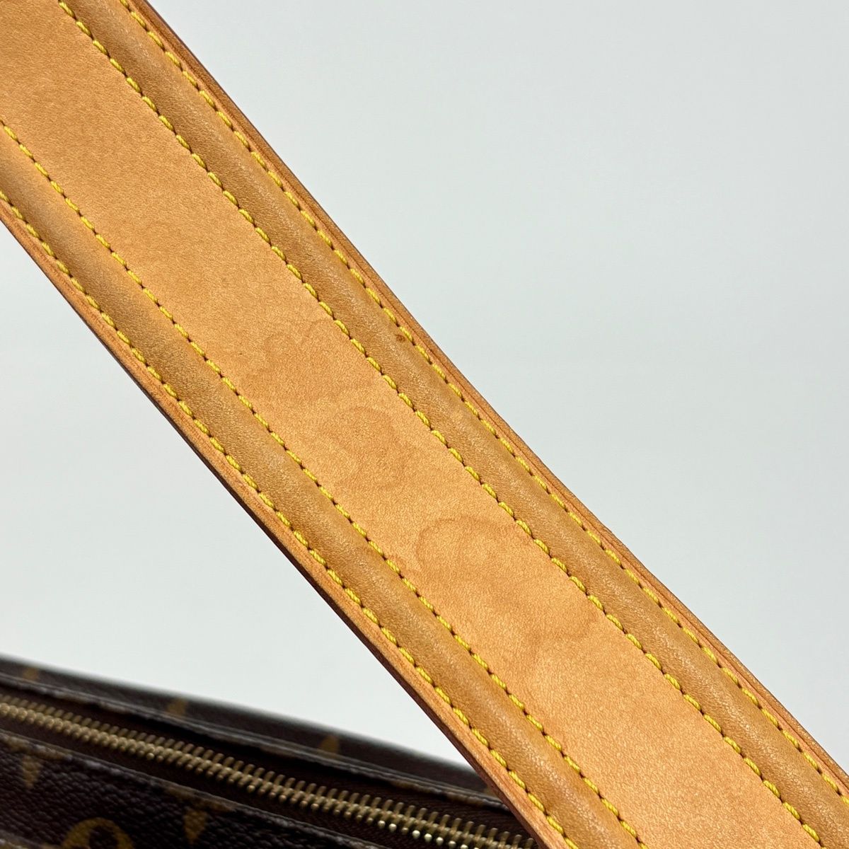 Louis Vuitton GM Shoulder Bag Monogram Brown — view 5