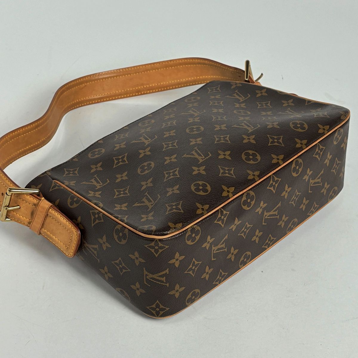 Louis Vuitton GM Shoulder Bag Monogram Brown — view 2