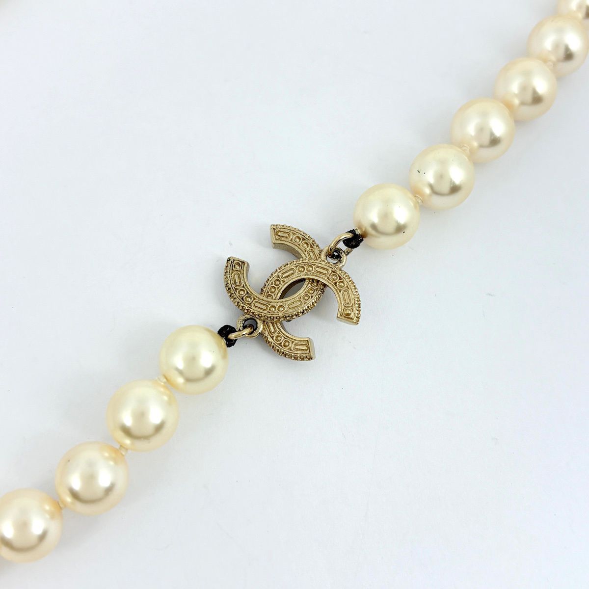 Chanel CC Logo ninepearl Necklace White — view 2
