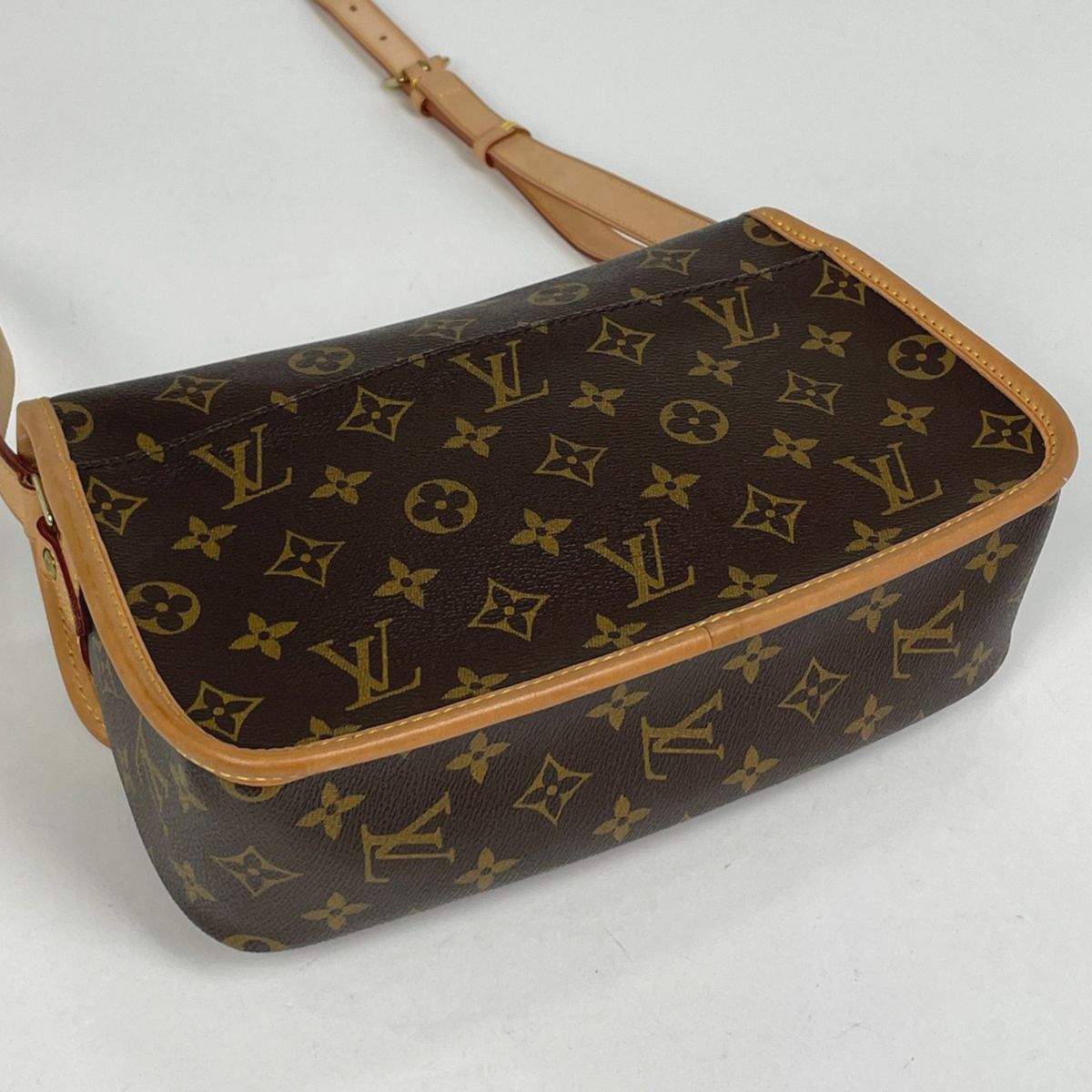 Louis Vuitton Sologne Crossbody Shoulder Bag Monogram Brown — view 2