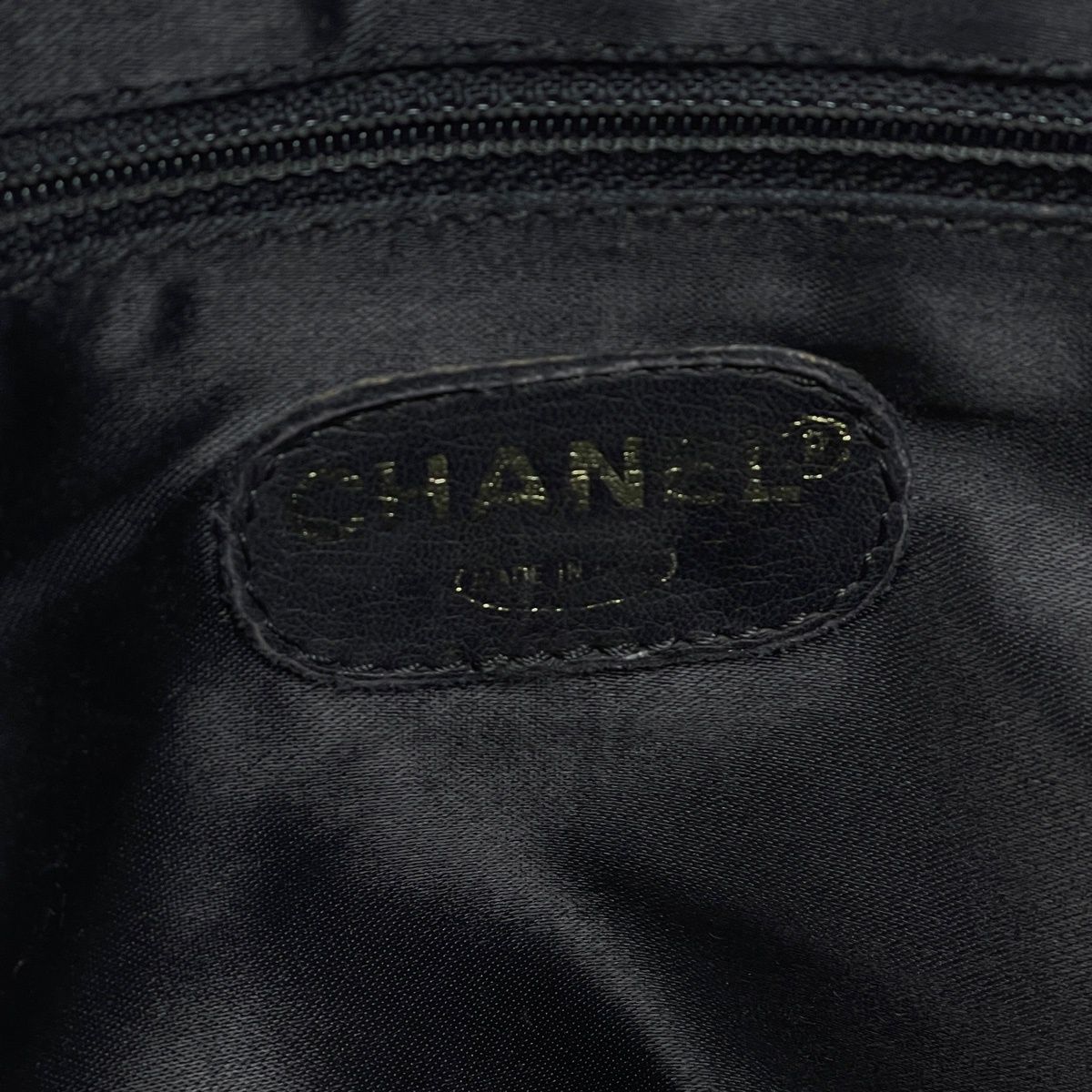 Chanel CC Logo Che Shoulder Bag Black — view 9