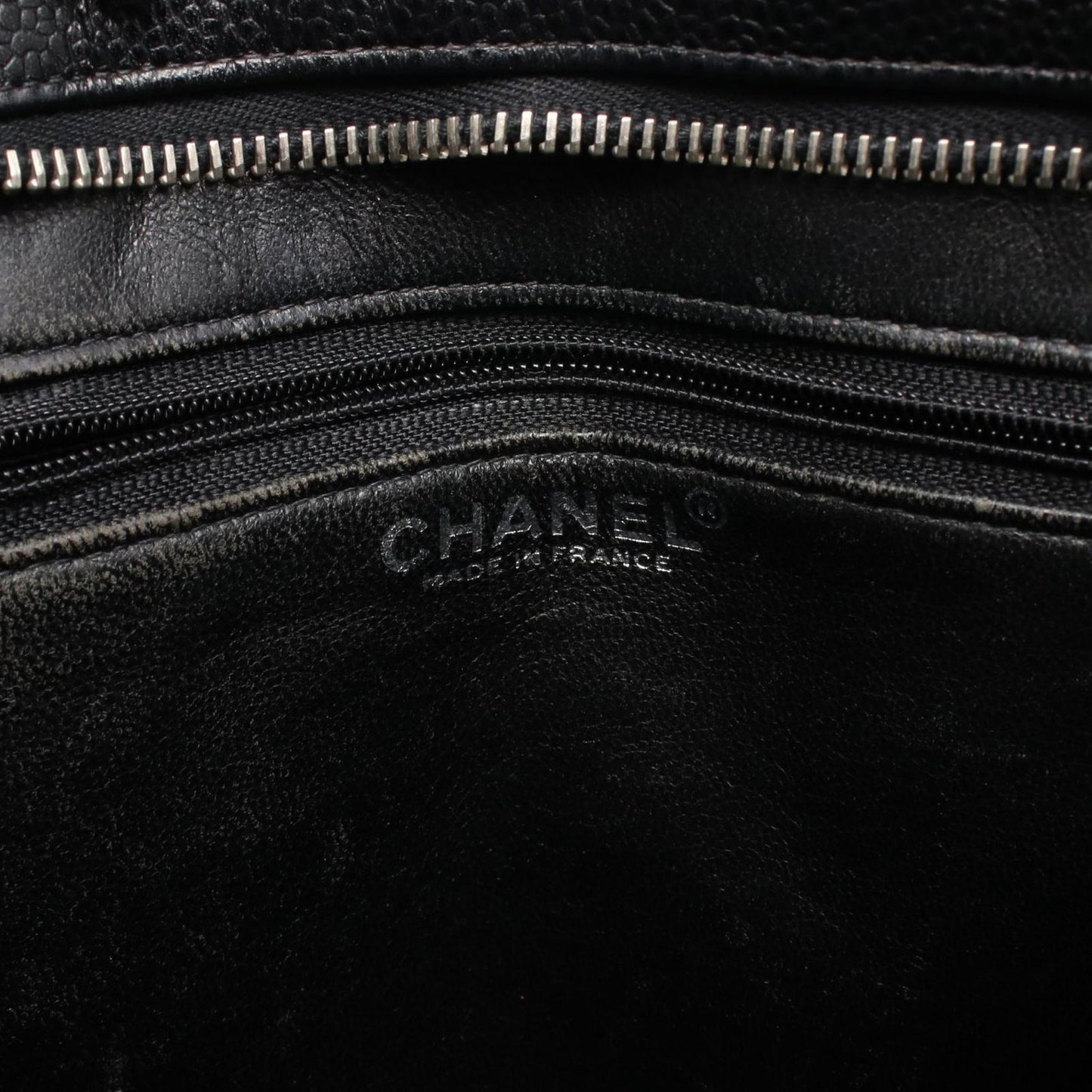 Chanel Tote Medallion Black Tree — view 4