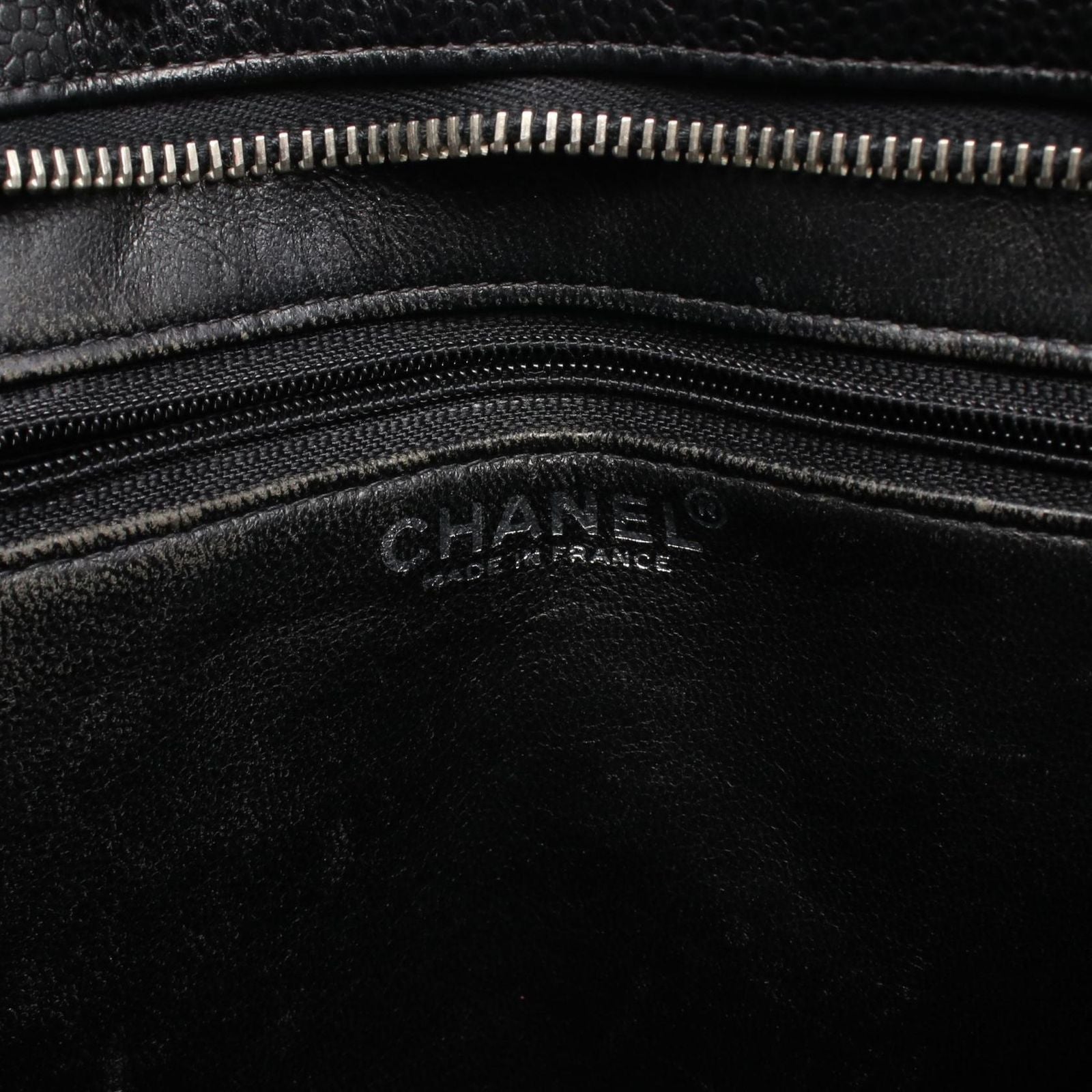 Chanel Tote Medallion Black Tree — view 4