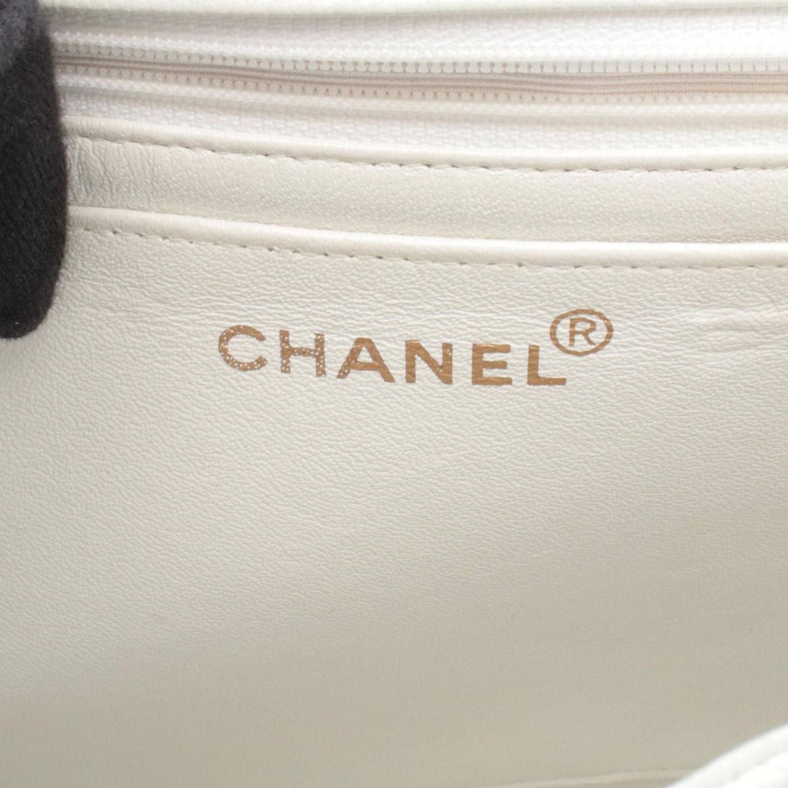 Chanel Shoulder Bag Quilted White Leather — view 4