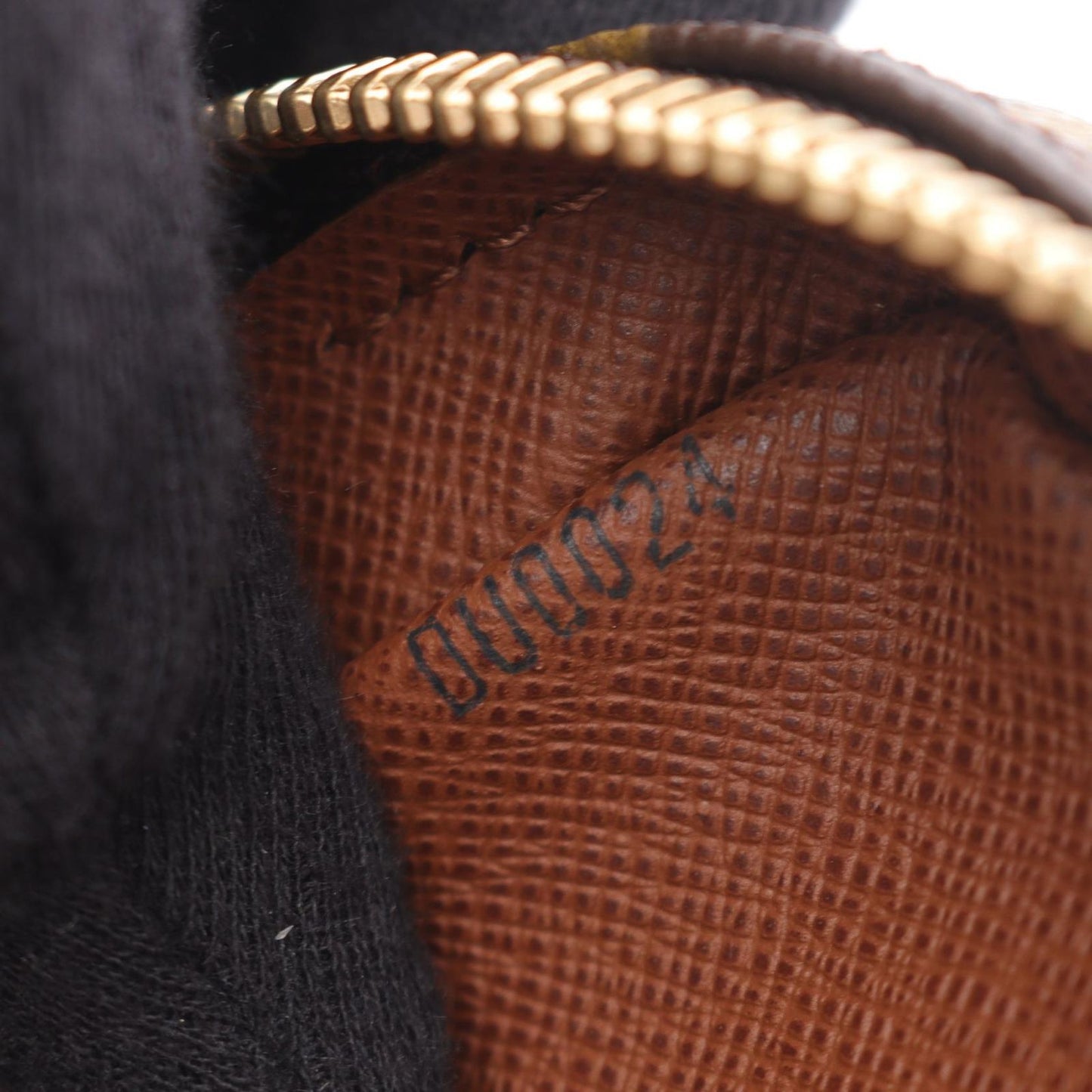 Louis Vuitton Shoulder Bag Canvas Leather Pochette Roulis Bandouliere — view 5