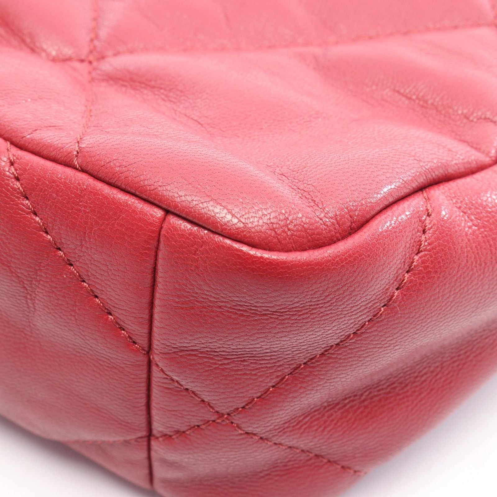 Chanel Shoulder Bag 19 D'isneuf Quilted Red Leather 19 Chain — view 8
