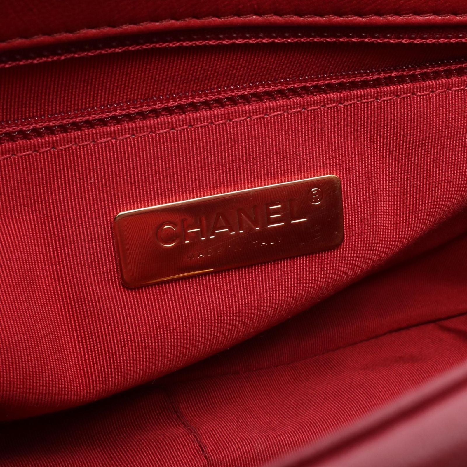 Chanel Shoulder Bag 19 D'isneuf Quilted Red Leather 19 Chain — view 4