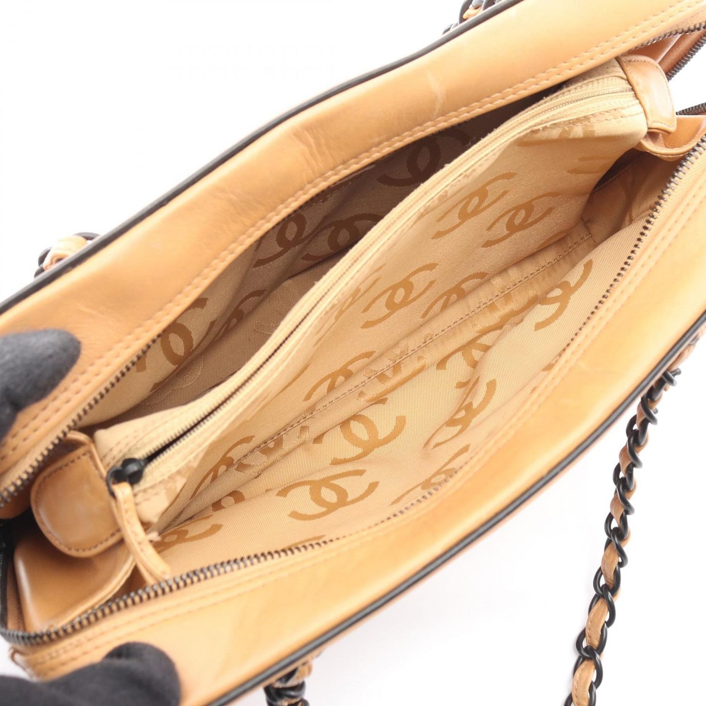 Chanel Shoulder Bag CC Logo Camel Black Leather Chain — view 3