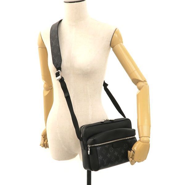 Louis Vuitton Taiga Llama Outdoor Messenger PM — view 9