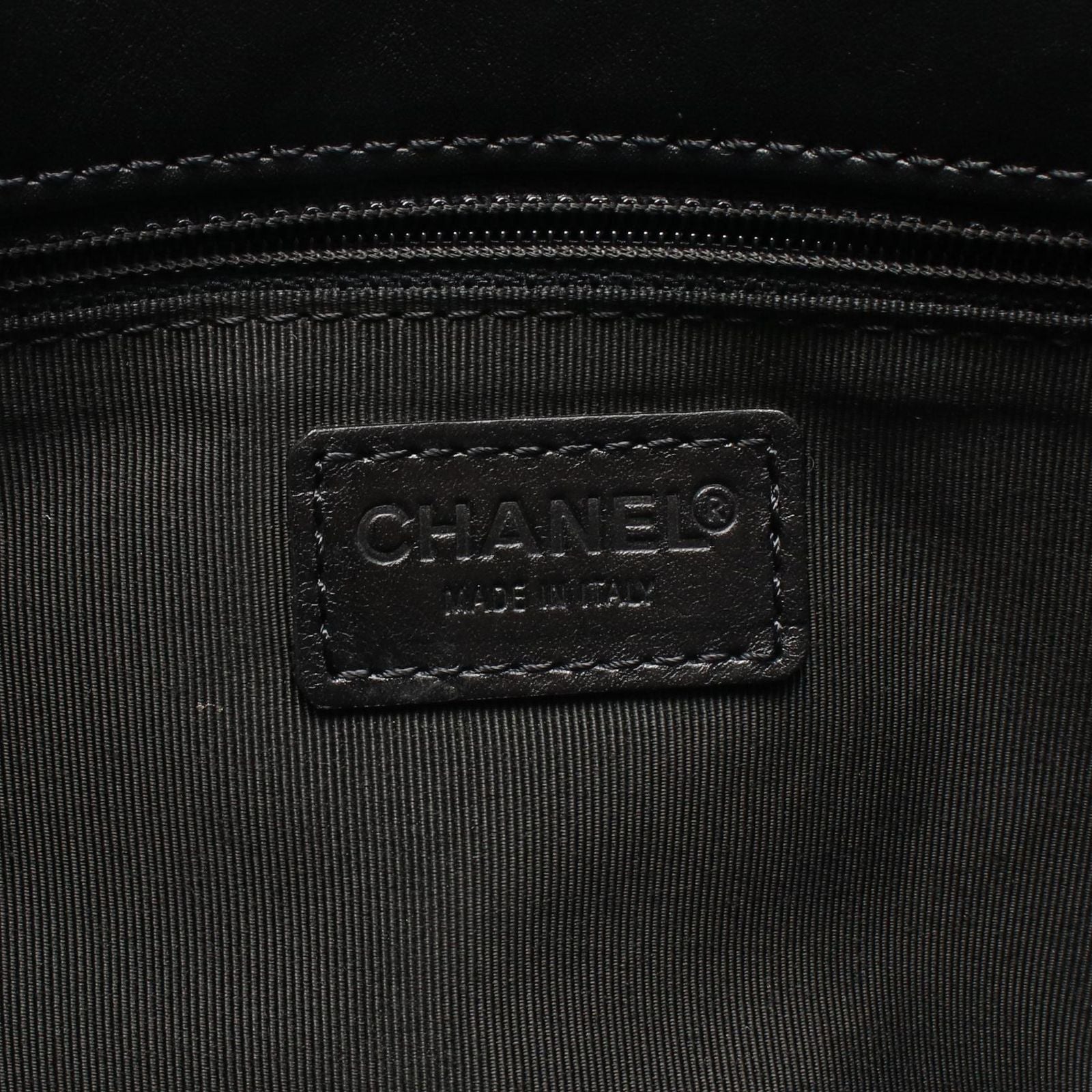 Chanel Tote CC Logo Black Lambskin — view 4