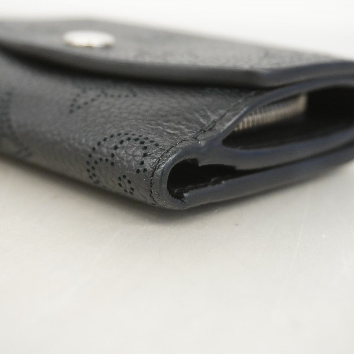 Louis Vuitton Trifold Wallet Mahina Portefeuille Iris XS Noir — view 5