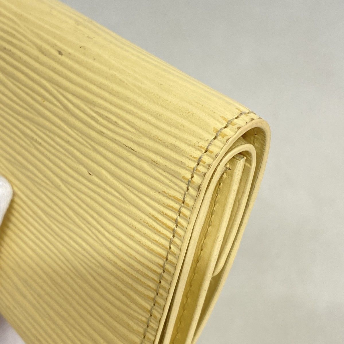 Louis Vuitton Wallet Epi Porte-Monnaie Elastic Vanilla — view 8