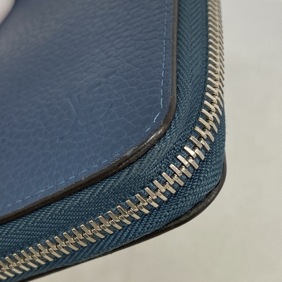 Louis Vuitton Wallet Taiga Zippy Vertical Blue — view 6